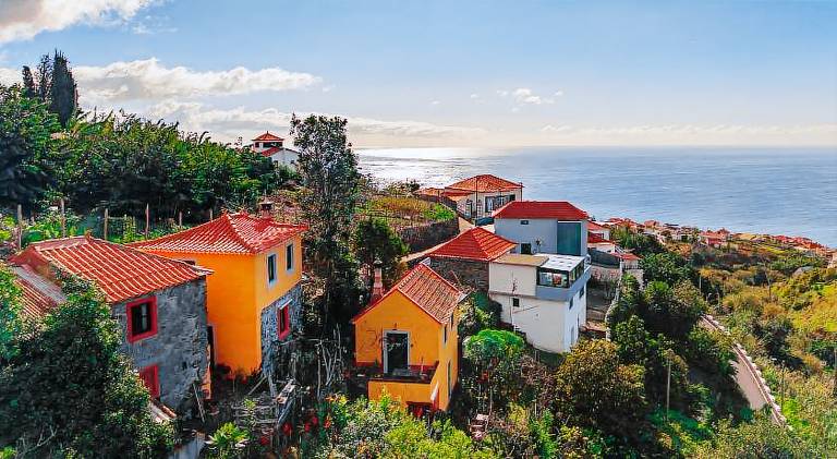 House with garden, grill & patio | Suitable for remote work | Pets allowed in Calheta
