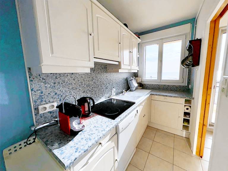Renovated 1-bedroom apartment, stunning sea view, near beach — photo 3