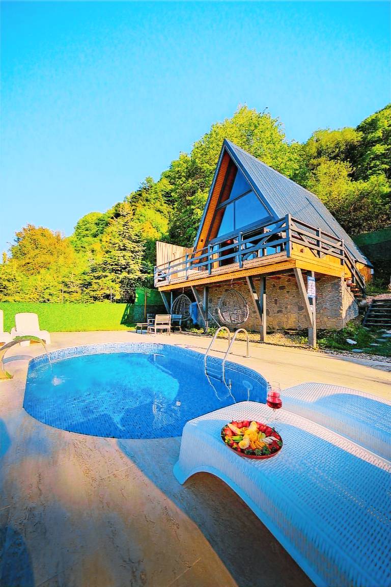 Bungalow with BBQ, hot tub & private pool in Sapanca