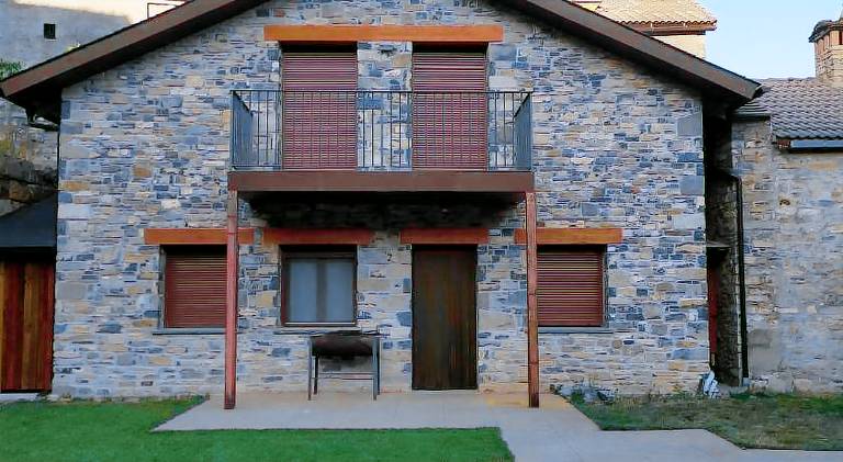 Chalet with patio & yard in Huesca