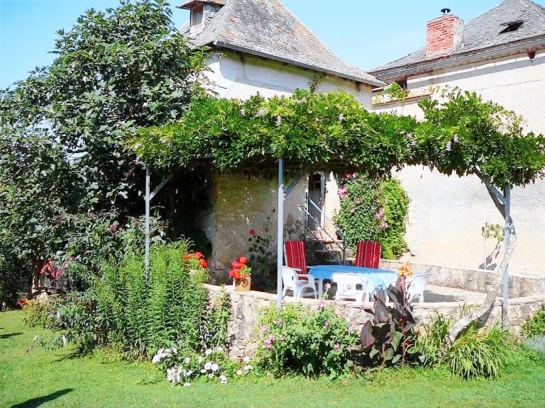 Gite with private pool, BBQ & yard — photo 3
