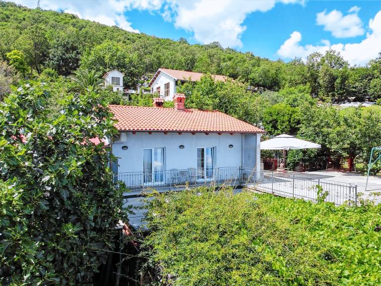 Fully equipped lovely holiday apartment with BBQ, garden & patio | Sea view | Dogs allowed — photo 2