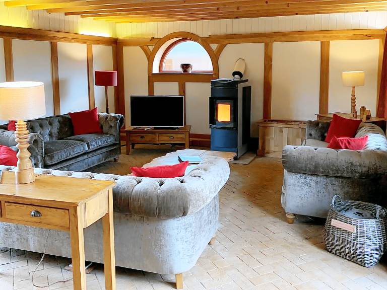 Family-oriented lovely cottage with yard, grill & patio | Pet-friendly — photo 2