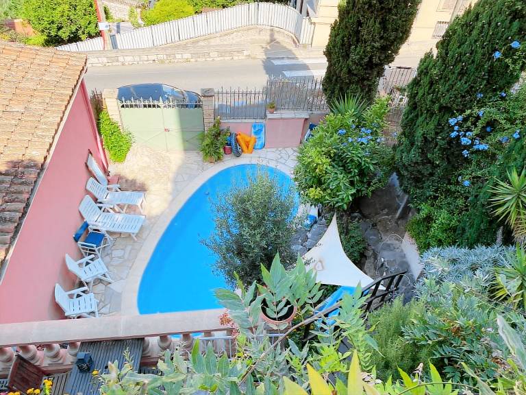 Fully equipped ample villa with garden, pool & barbeque | Next to the beach | Good for workation | Pets allowed in Menton