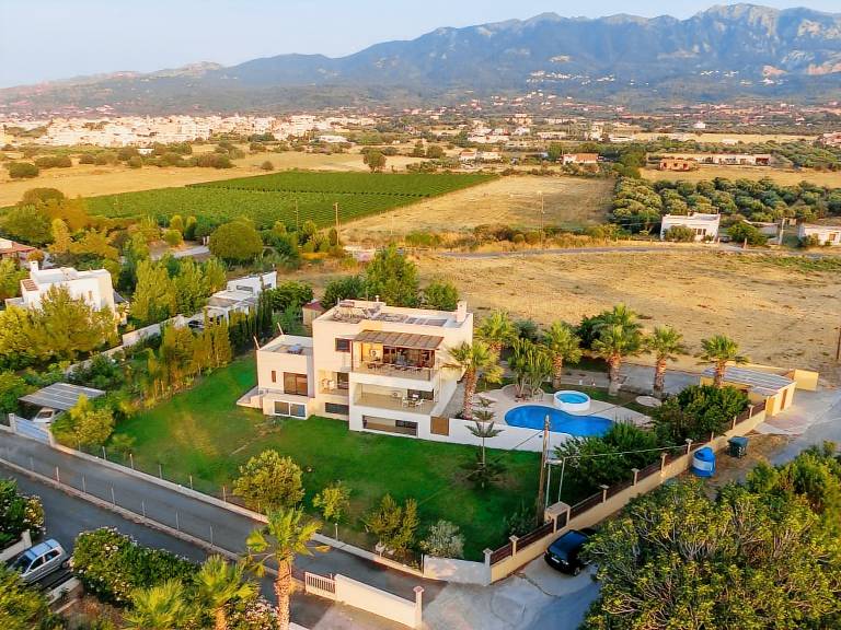 Fully equipped big house with grill, private pool & terrace | Dogs allowed — photo 3