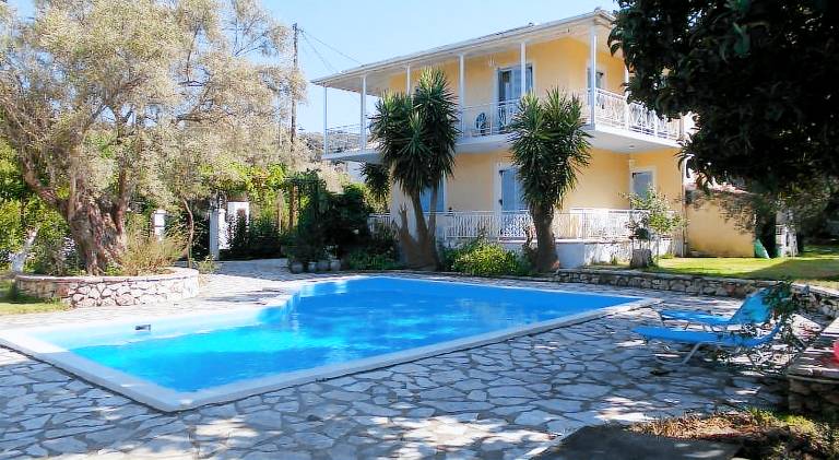 Villa with garden, BBQ & patio — photo 5