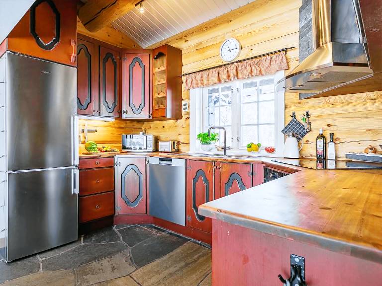 Vacation home with barbeque, patio & sauna | Mountain view — photo 4