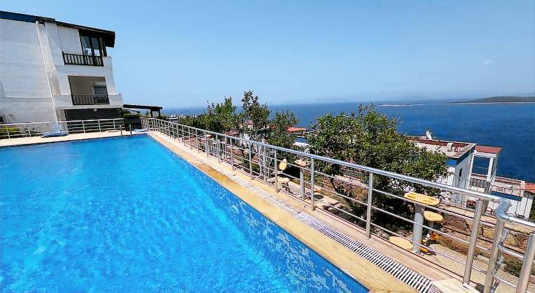 Villa with patio, garden & BBQ | Perfect for remote work — photo 3