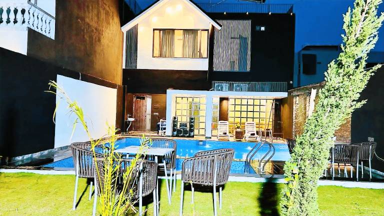 372 m&sup2; Villa