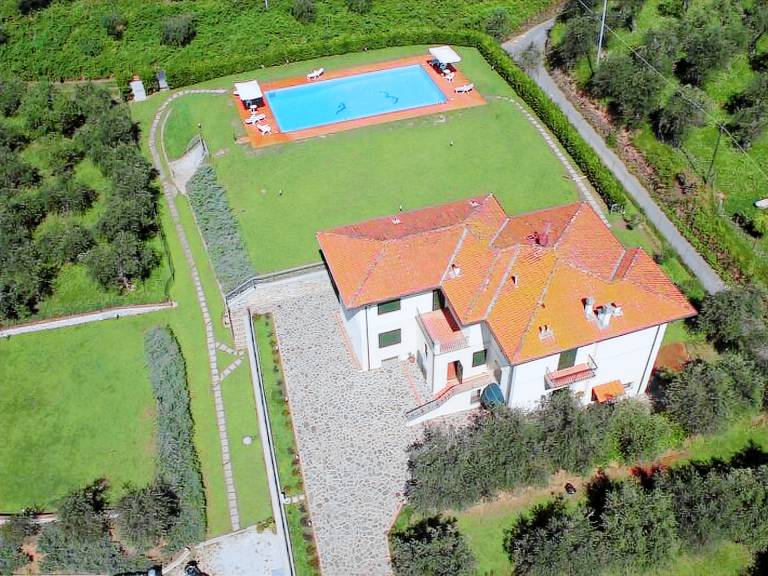 Vacation home with terrace, grill & private pool — photo 4