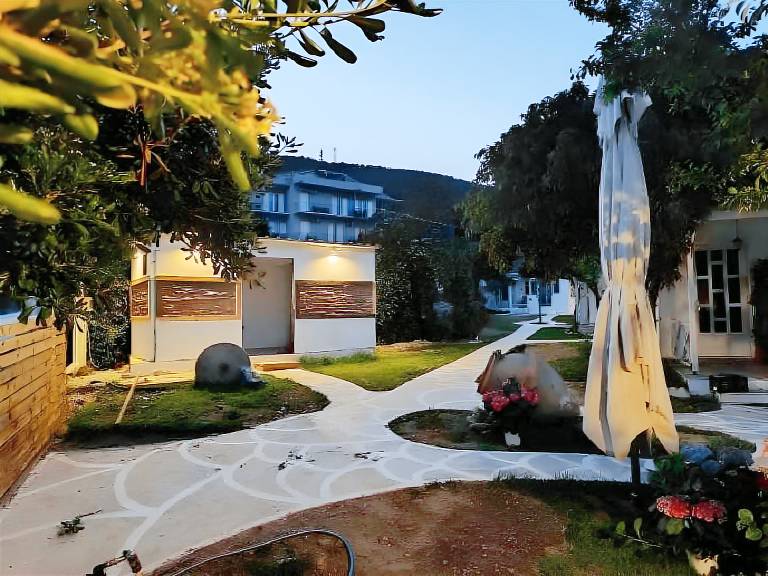 Bungalow with yard — photo 3