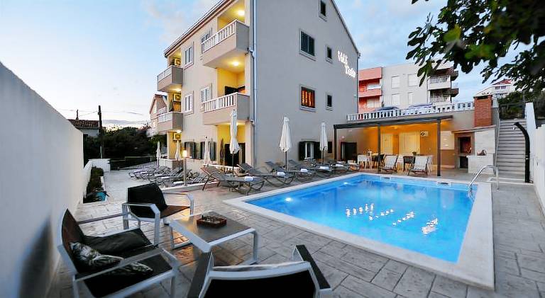 Holiday apartment with BBQ, garden & private pool | Close to the beach | Good for workation | Pets allowed in Okrug
