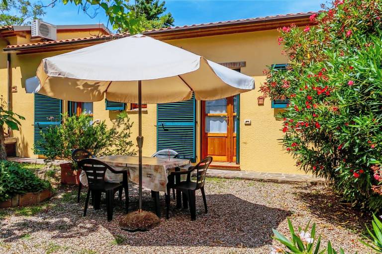 Apartment with grill, yard & patio | Garden view — photo 2