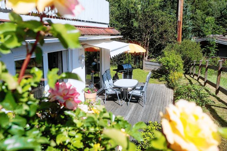 Apartment with terrace, BBQ & yard | Garden view — photo 4
