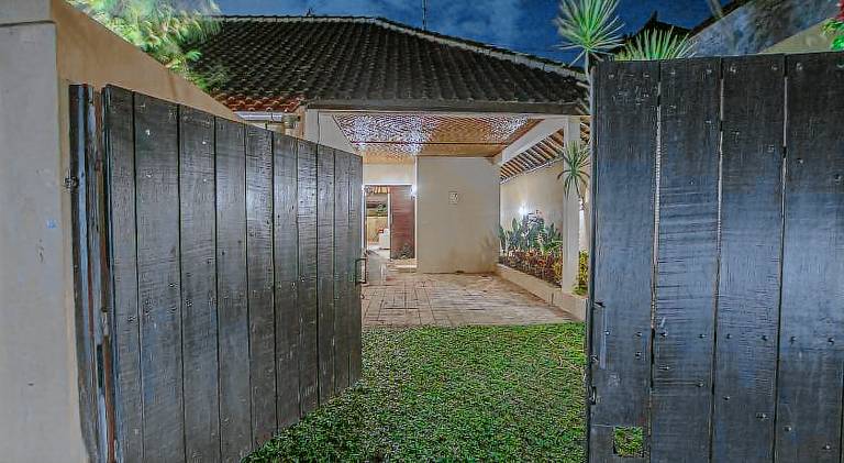 Villa with pool — photo 5