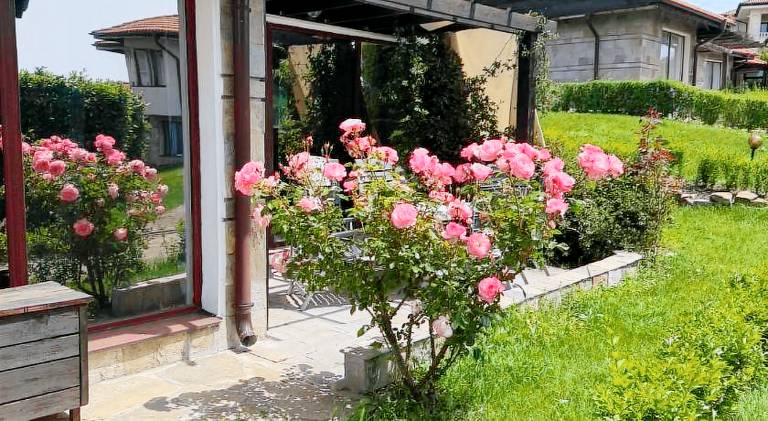 Rental apartment with terrace, barbeque & private pool in Sveti Vlas
