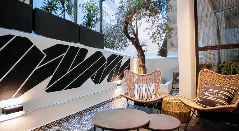 Rental apartment with patio — photo 3