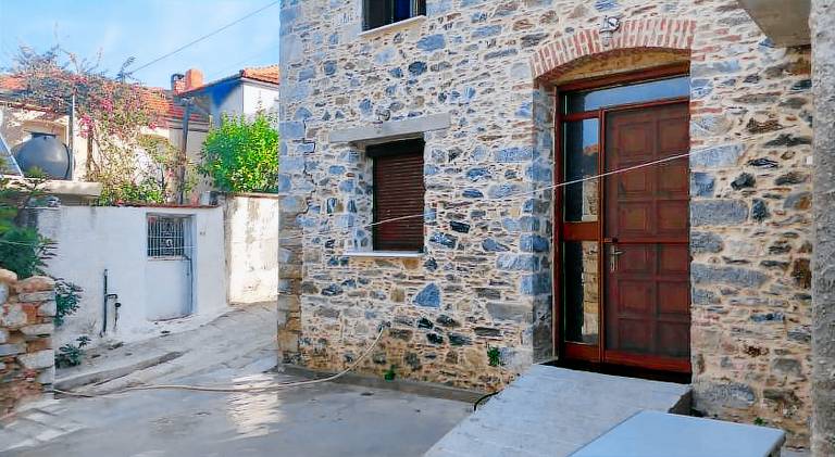 Vacation home with yard in Lesvos