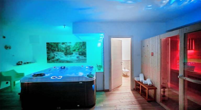 Holiday apartment with garden, pool & patio — photo 4