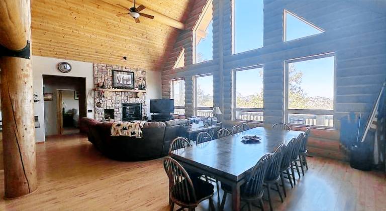 Hilltop Chalet- Stunning Views 3mi from downtown — photo 4