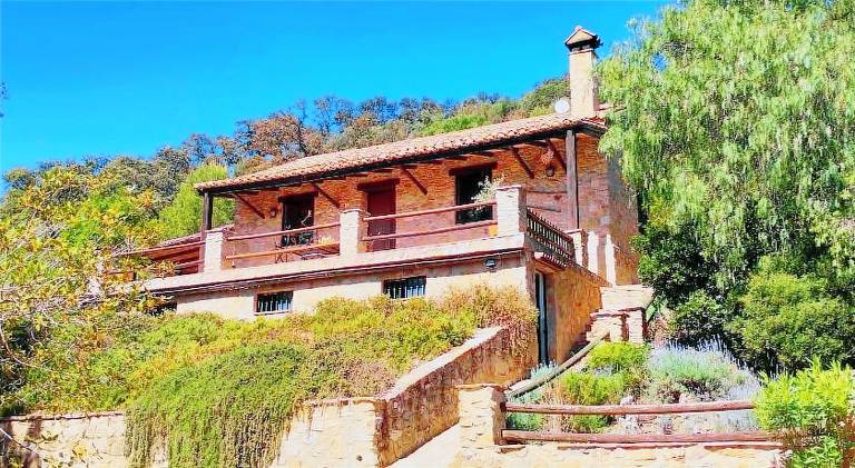Ample vacation home with patio, private pool & BBQ | Pets are welcome — photo 4
