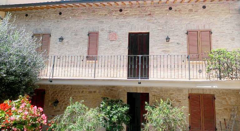 Lovely vacation home with terrace, jacuzzi & yard | Pets allowed in Spoleto