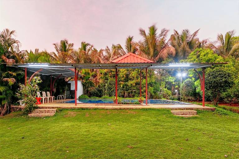 Bungalow with yard, patio & pool — photo 4