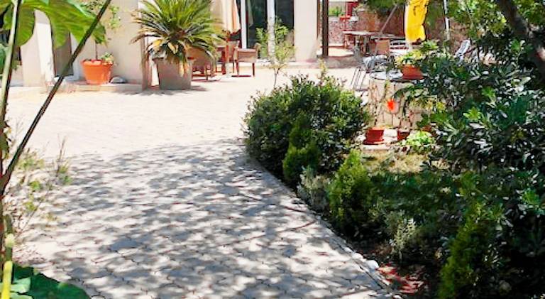 Serviced apartment with garden & patio | Suitable for remote work — photo 4