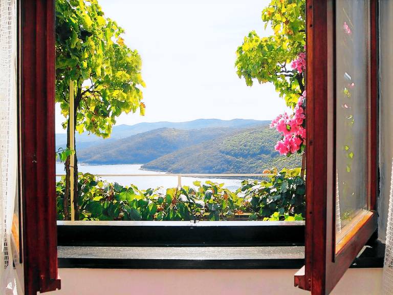 Holiday apartment with garden, patio & BBQ | Pet-friendly in Labin