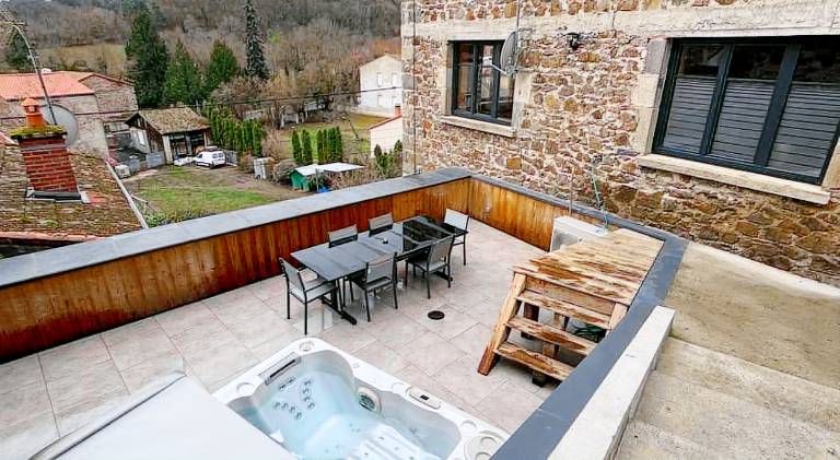 Apartment with hot tub — photo 3