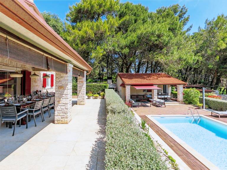 Family-oriented vacation home with private pool, grill & yard | Pet-friendly — photo 5