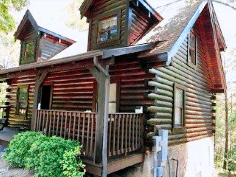 Cabin with private pool & patio — photo 4
