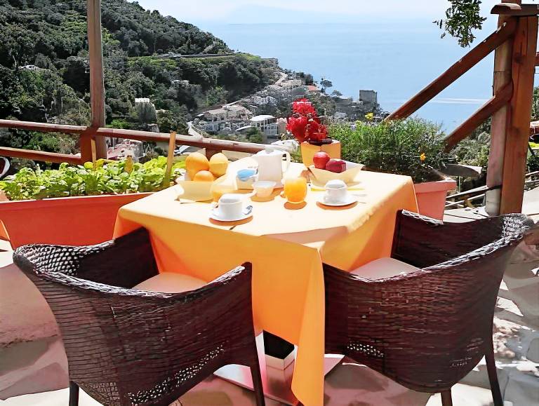 Holiday apartment with yard, jacuzzi & patio — photo 4
