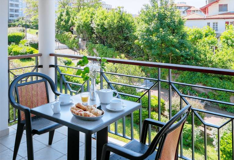 Serviced apartment with patio & garden — photo 2