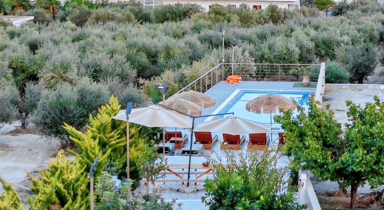 Vacation home with grill, garden & private pool — photo 5