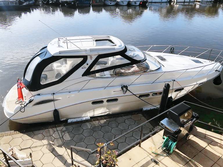 Houseboat  Staines-upon-Thames