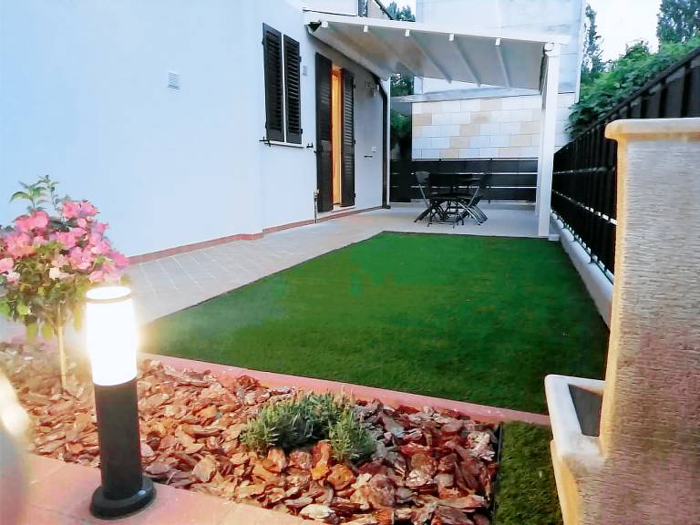 Apartment with yard — photo 5