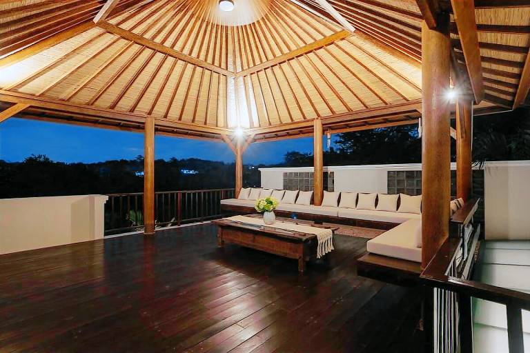 Villa with pool — photo 4