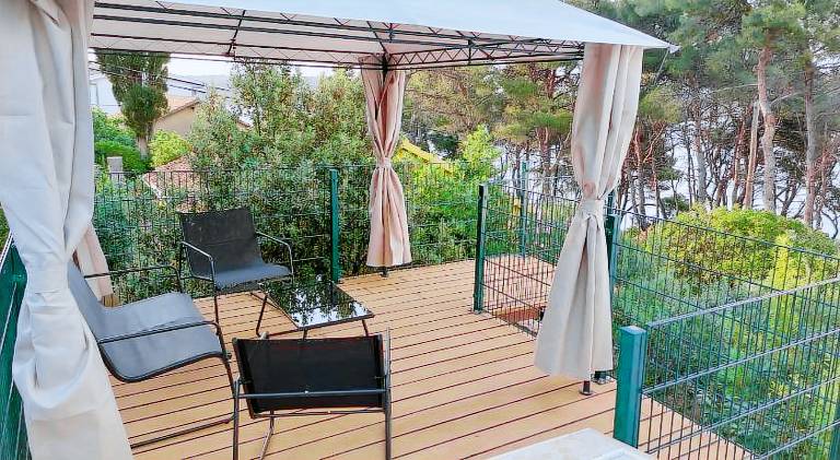 Apartment with BBQ & patio in Jelsa