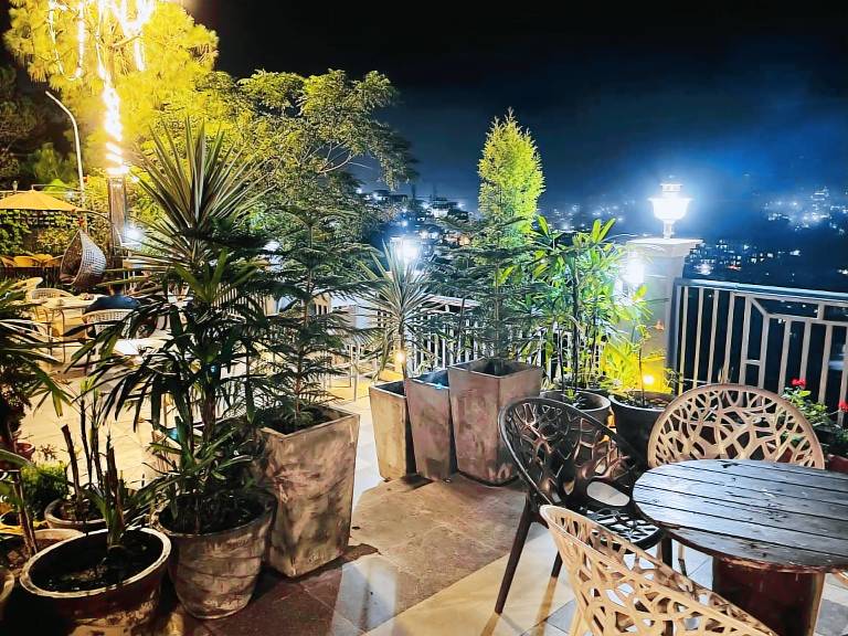 Rental apartment with yard, patio & BBQ — photo 4