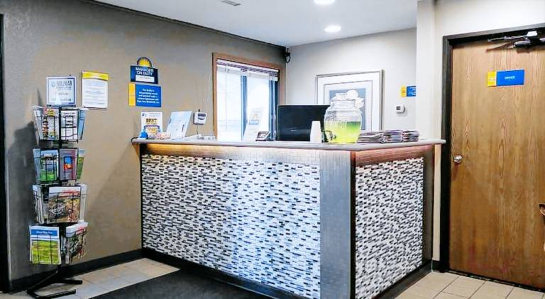 Days Inn by Wyndham Willmar — photo 5
