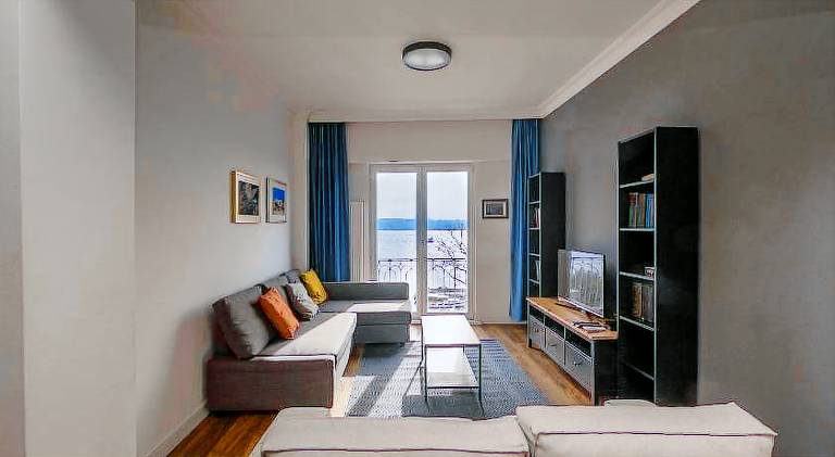 Trendy Waterfront Apt with a Striking View — photo 2
