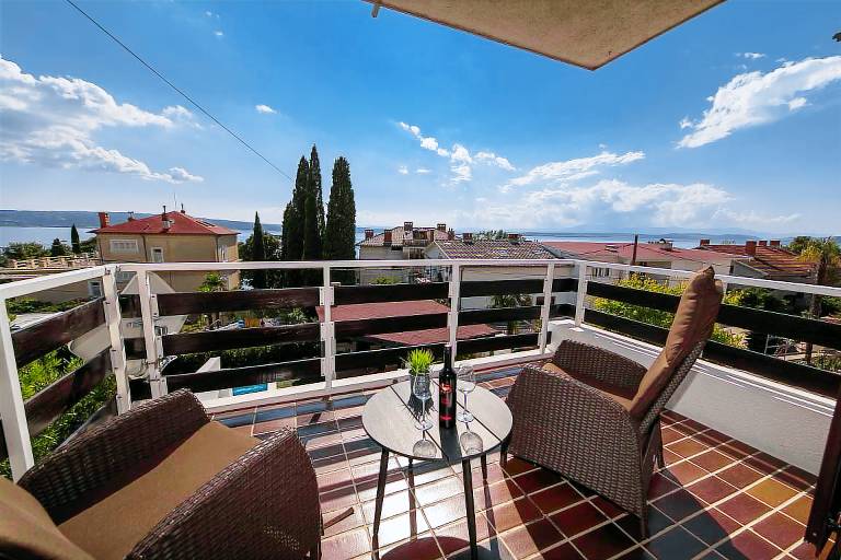 Fully equipped charming rental apartment with pool, terrace & barbecue | Beach nearby | Pets are welcome in Crikvenica