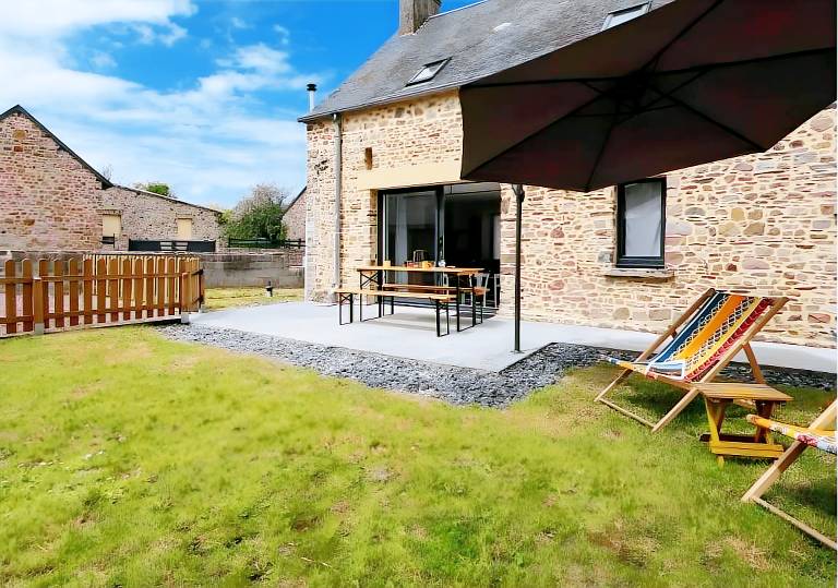 House with patio, barbecue & yard | Garden view in Coutances