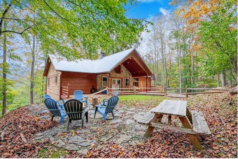 Cabin Royale Long-Range Mountain Views Hot Tub Game Room Bar Fire Pit Pet-Friendly in Wayne, NC