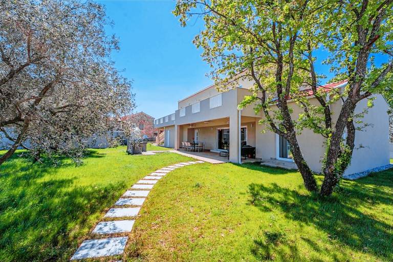 Villa with garden, sauna & BBQ | Pool view — photo 2