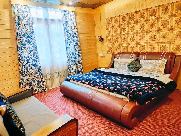 Holiday apartment with barbeque, hot tub & yard | Water view in Srinagar