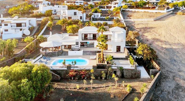 Villa with pool — photo 2