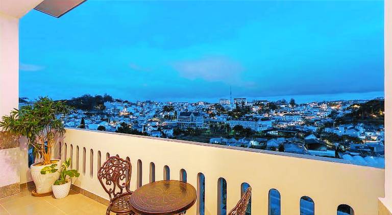 Serviced apartment with pool, patio & garden — photo 4