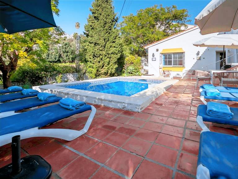 Fully equipped spacious vacation home with yard, patio & BBQ | Mountain view | Pet-friendly — photo 2